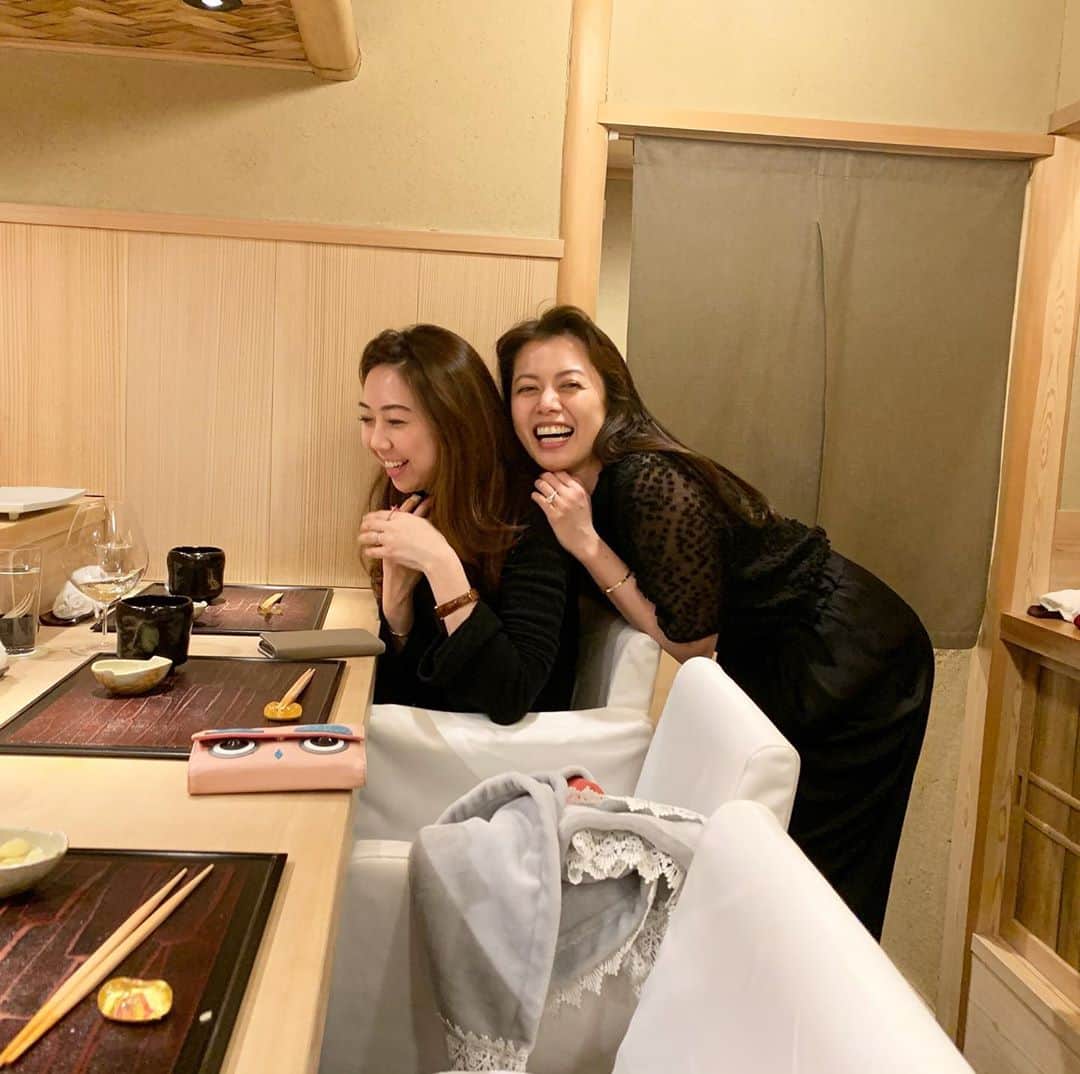 のインスタグラム：「私とえっちゃんの関係を よく捉えている写真。笑。 いつも寄り掛かりっぱなしですがこれからもよろしくね♡  #maroa#苦楽を共にしている#大切な人#えっちゃん#この写真大好き#いつも本当にありがとう♡ @clasky825」