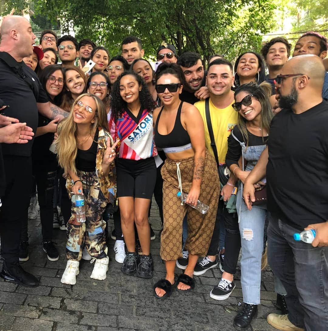 ジェイド・サールウォールのインスタグラム：「Jesy, jade and Leigh with fans in Brazil today.  I EVEN CAN'T BELIEVE IT 🤧❤」