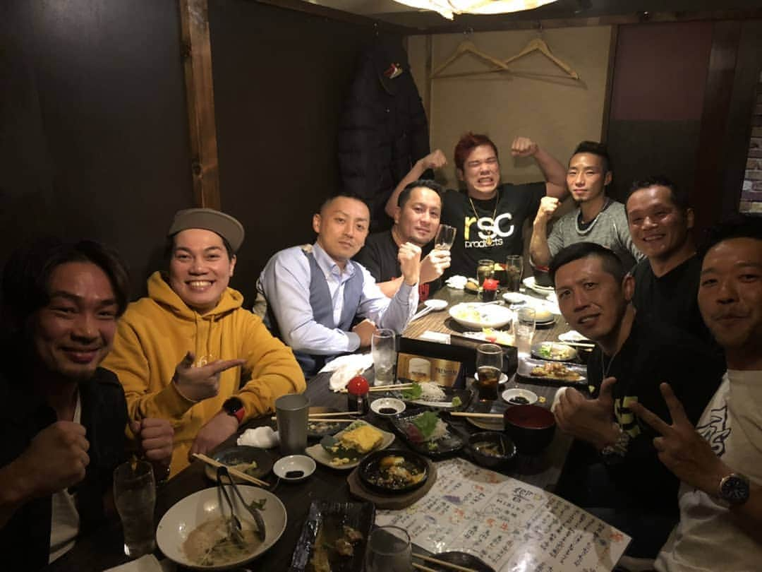 長島☆自演乙☆雄一郎のインスタグラム：「同じ時代を駆け抜けた関西キックボクサーの先輩方と飲み！！積もる話がオモロすぎたwww東京いってたから知らんことも多かったwww  #キックボクシング好きな人と繋がりたい#空手　#日本拳法　#平野区 #大阪#平野駅#八尾#東大阪#天王寺#阿倍野#西田辺#格闘技#プロ格闘家　#徒手空拳#徒手格闘#K1　#松原　#藤井寺　#久宝寺　#久宝寺緑地 　#ムエタイ　#格闘技好きな人と繋がりたい#ダイエット#美尻#美boby#キックボクシングダイエット」