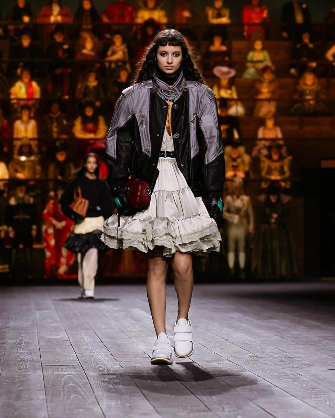 ルイ・ヴィトンさんのインスタグラム写真 - (ルイ・ヴィトンInstagram)「#LVFW20 Stylistic disassociations. A look featuring the season’s key silhouette from @NicolasGhesquiere’s latest #LouisVuitton Collection. Watch the show at louisvuitton.com」3月8日 2時00分 - louisvuitton