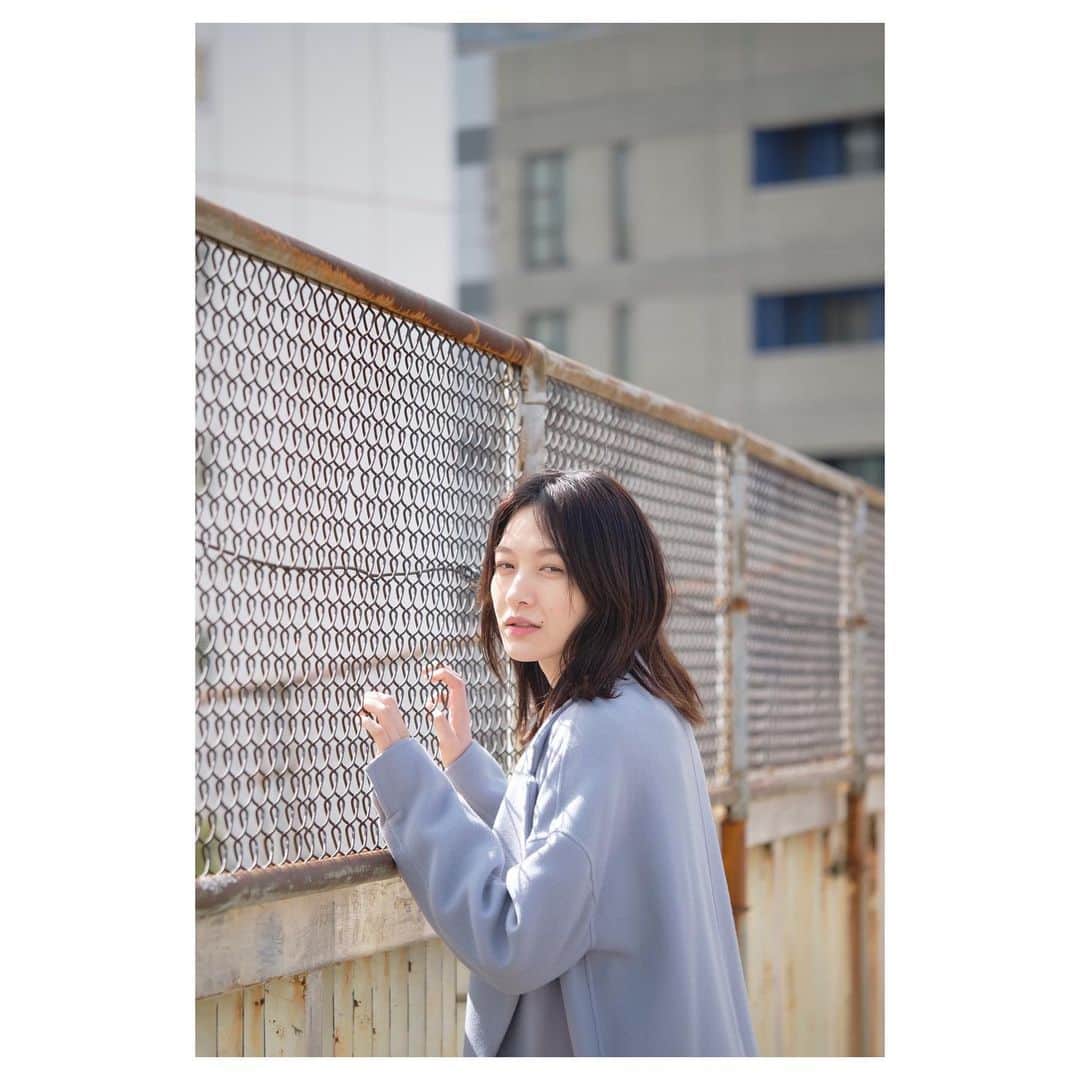 のインスタグラム：「ポートレート撮影してきました💓 Photo by me✨ 友達のめいちゃん @mei_ykhr に協力してもらったよー！！ 撮らせてくれてありがとう✨  初めてのモデル撮影でちょっと緊張したけど、物凄く楽しかった‼︎ 突然ですが、作品撮りさせてくれるモデルちゃん（女性）募集します😆 もし！もし！撮られてもいいよ！という方いらっしゃいましたらDMくださいまし🙇‍♀️ #ポートレート　#撮影　#作品撮り　#カメラ女子　#fujifilm #xpro3  #富士フイルム」