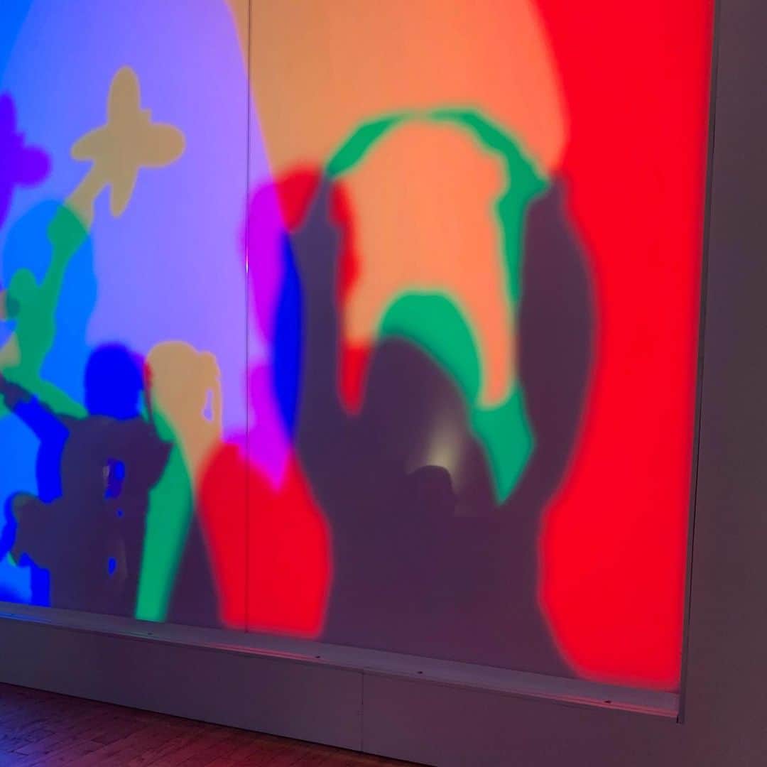 クレア・コフィーのインスタグラム：「@amnh #amnh150 #thenatureofcolor」