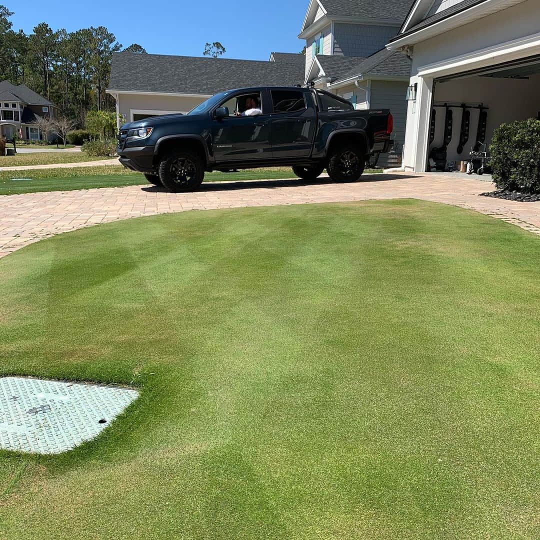 キャメロン・スミスのインスタグラム：「Since I didn’t realise how much everyone loved lawns, this is my little green. TifEagle with Poa Triv Overseed, cut at 4.00mm and a little roll. I love this stuff! #LawnNerd」