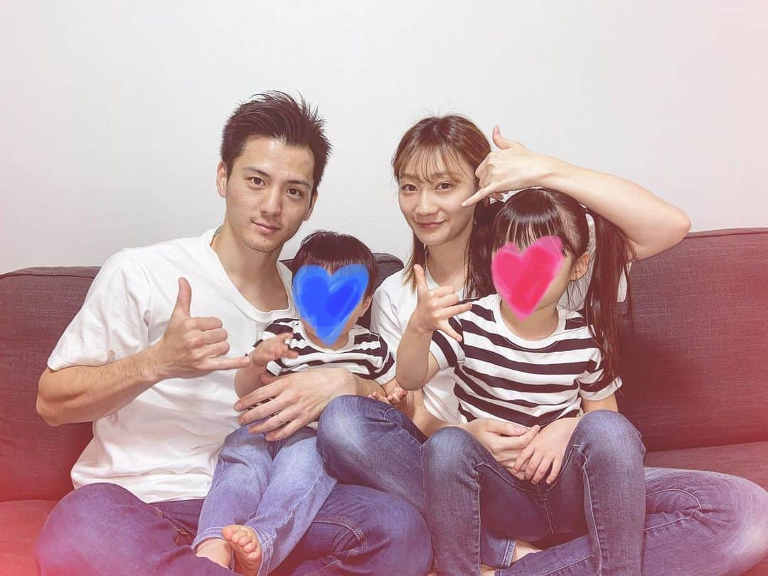 木内江莉のインスタグラム：「3月4日は結婚記念日でした💐 これからも親友みたいな友達みたいな夫婦でいましょう！ 子供達に首めっちゃ引っ張られてヨレヨレだけどいつも笑って家族みんなのこと笑かしてくれて有難う！ これからもよろしくパパ👨💕👌 #weddinganniversary#family#selfie#photography#love」