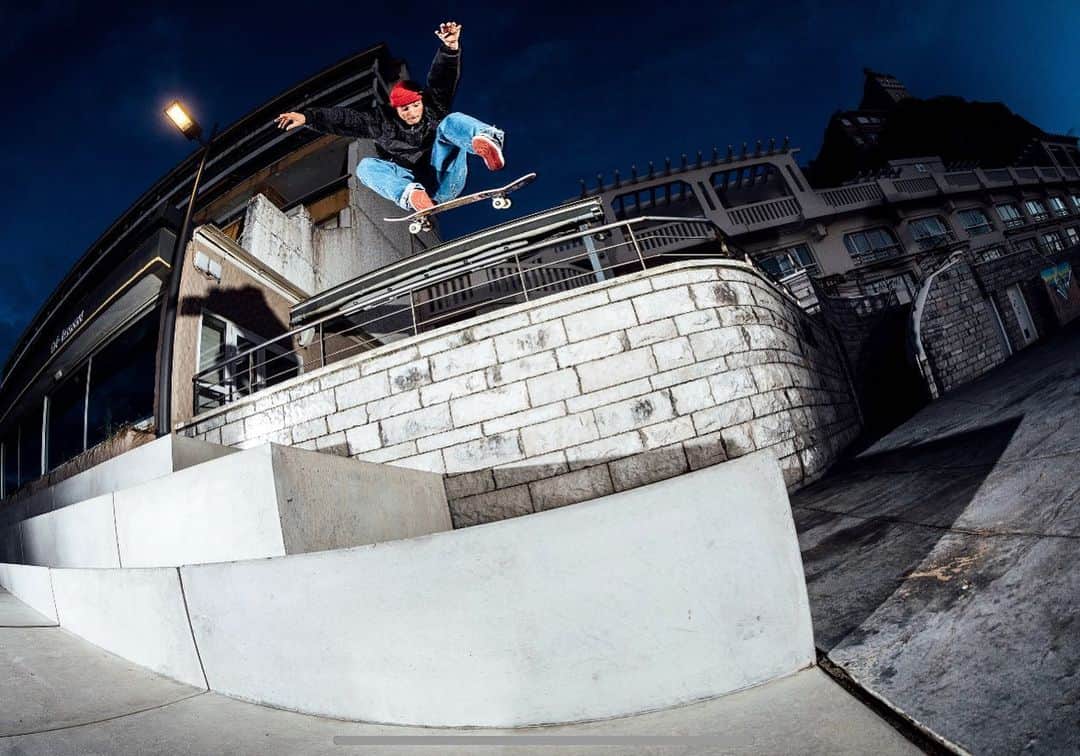 ヴィンセント・ミルウ のインスタグラム：「Heelflip 📸 by @legallout for the newest @globebrand ad. Shoe was out of stock in Europe thanks everybody ! @freeskatemag 🔴」