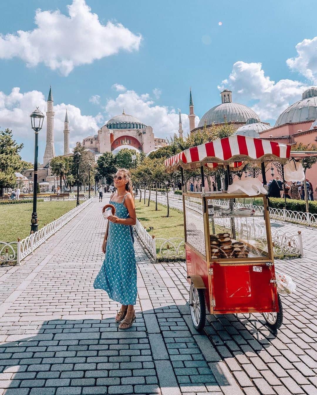 Izkizのインスタグラム：「Throwing it back to last spring & simits in the city 🥯 #Istanbul #HurryUpSpring」