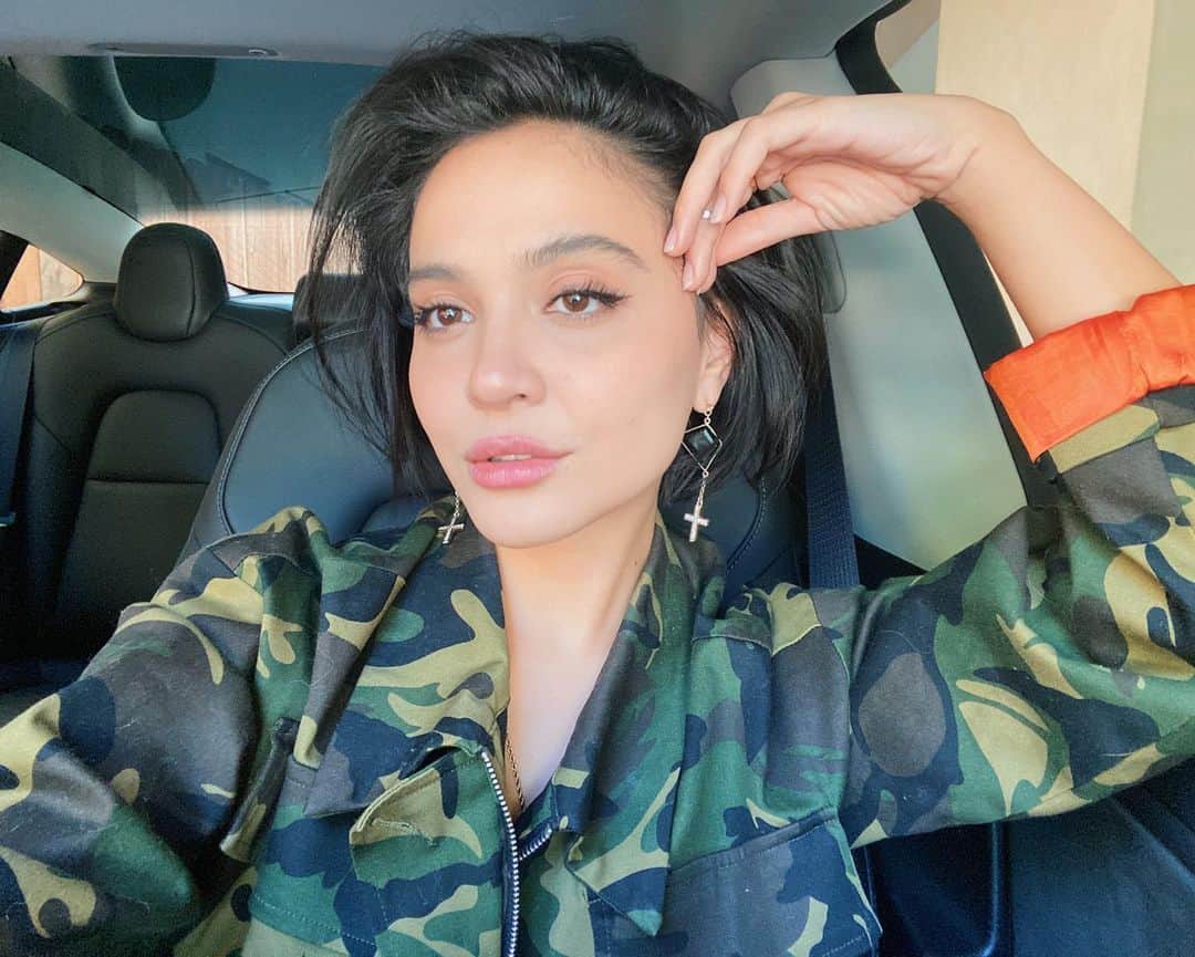 ステラ・ハジェンズのインスタグラム：「happy saturday 💚🖤」