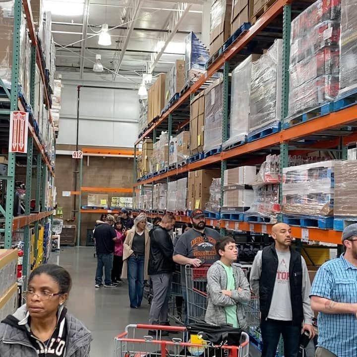 ディーン・ノリスのインスタグラム：「Signing @schraderbrau_bb at Costco today. Will be at Costco on Eubank next at 1 then On Renaissance at 4. Come on down」