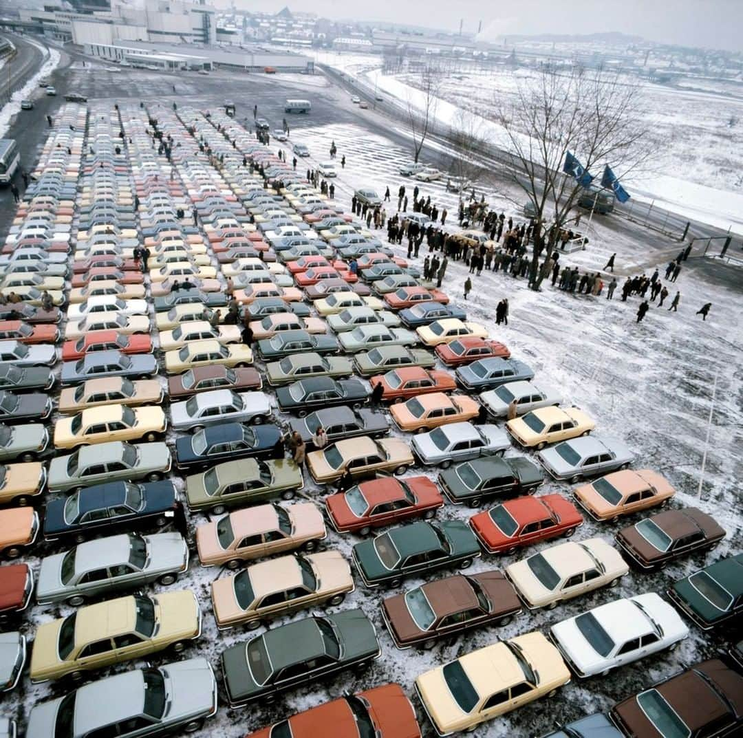 メルセデス・ベンツさんのインスタグラム写真 - (メルセデス・ベンツInstagram)「😍 The Mercedes-Benz plant in #Sindelfingen in the 1970s. 📷 via @mercedesbenzmuseum #MBclassic #Mercedes #MercedesBenz #mercedesbenzclassic #ClassicCar #Car #Carsofinstagram #InstaCar #DreamCar #MBCar #Classic #benz #oldtimer #daimler #photography #goodtimes #backinthedays #performance #thebestornothing」3月8日 4時00分 - mercedesbenz