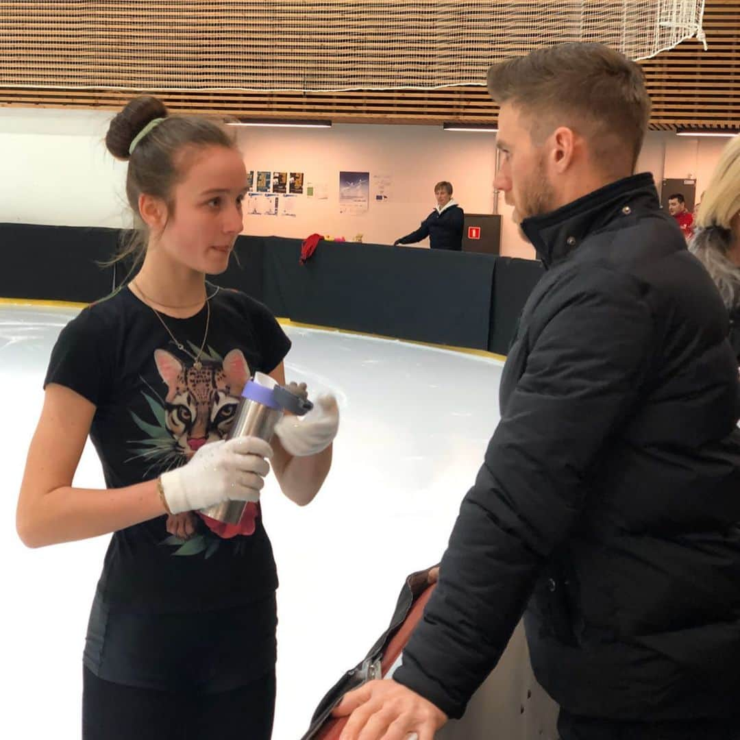 Phil Harrisさんのインスタグラム写真 - (Phil HarrisInstagram)「Well what a fantastic experience for @elena.k.o.m.o.v.a this week in Tallinn! Yes there were mistakes in the short program, but just getting to the @isufigureskating World Junior Championships in your first junior season and competing to represent #GB is a huge #achievement in itself!! 🏆 It was an incredibly tough event but you have shown you belong in this field 🙌🏼✨🌟 I am immensely proud of what you has accomplished this season and how at every event you have gone from strength to strength!  A good rest now before the real hard work begins! 👏🏼👊🏼💪🏼⛸ Also, congratulations to the rest of the team on your performances in Tallinn this week 🥳 it has been a #pleasure 🙏🏼 #proudcoach #goteam #WorldJFigure #FigureSkating #hardworkpaysoff . . @britishiceskating @nat_ice_centre @oxfordicerink @johnwilsonblades @edeaskates @pulsinhq @wearefeel @chiquesport @elenarusuk @john.wicker @pennycoomes @n_buckland @emilybrown1_ @_james.hernandez」3月8日 4時03分 - phil1harris