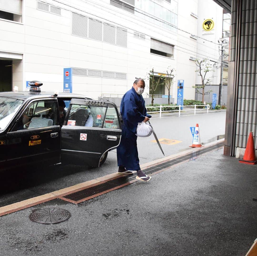 日本相撲協会さんのインスタグラム写真 - (日本相撲協会Instagram)「本日、大相撲三月場所の初日！  ひよの山も新型コロナウィルス感染拡大防止のため、マスク&消毒をして入館しました。  力士は公共交通時間を使わずに場所入り。 マスク&消毒をして入館します。  @sumokyokai ﻿ #sumo﻿  #相撲 ﻿ #力士﻿ #お相撲さん﻿ #大相撲 ﻿ #大阪場所 ﻿ #三月場所 #春場所 #エディオンアリーナ大阪 #大阪府立体育館 #なんば #伝統文化  #３月 #無観客 #無観客開催 #無観客試合 #新型コロナウィルス #新型コロナ #マスク #消毒 #コロナ #感染拡大防止 #ひよの山」3月8日 9時41分 - sumokyokai