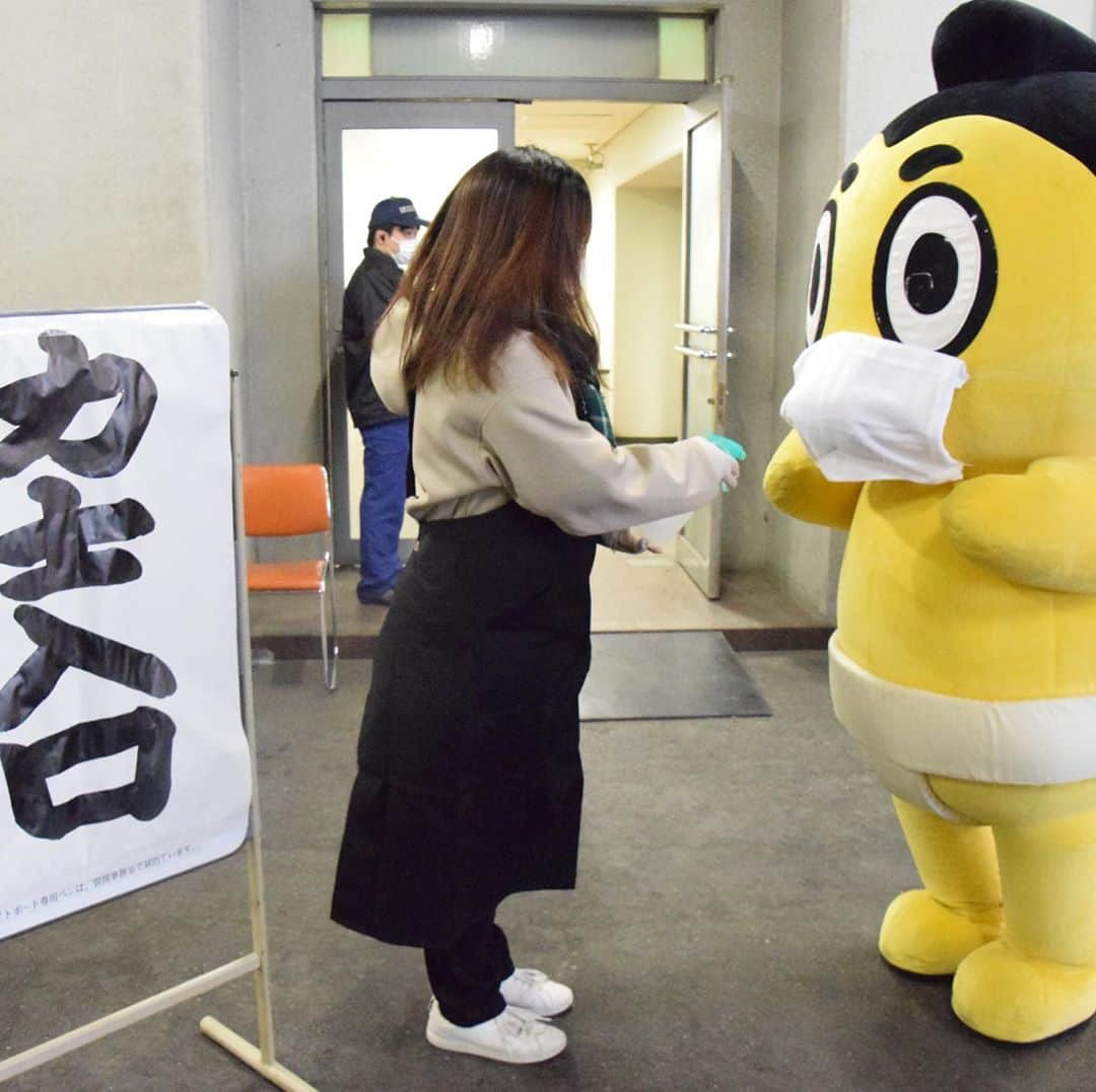 日本相撲協会さんのインスタグラム写真 - (日本相撲協会Instagram)「本日、大相撲三月場所の初日！  ひよの山も新型コロナウィルス感染拡大防止のため、マスク&消毒をして入館しました。  力士は公共交通時間を使わずに場所入り。 マスク&消毒をして入館します。  @sumokyokai ﻿ #sumo﻿  #相撲 ﻿ #力士﻿ #お相撲さん﻿ #大相撲 ﻿ #大阪場所 ﻿ #三月場所 #春場所 #エディオンアリーナ大阪 #大阪府立体育館 #なんば #伝統文化  #３月 #無観客 #無観客開催 #無観客試合 #新型コロナウィルス #新型コロナ #マスク #消毒 #コロナ #感染拡大防止 #ひよの山」3月8日 9時41分 - sumokyokai