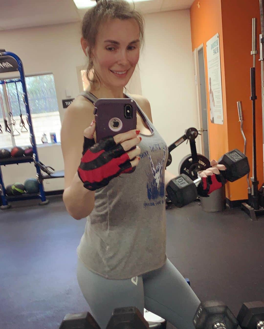 ターニャ・テイトさんのインスタグラム写真 - (ターニャ・テイトInstagram)「Workout time 💪🏼🏋️‍♀️ following an online program from @tw___fitness  What body part shall I work out? 😽 #workout #muscles #booty」3月8日 4時34分 - tanyatate