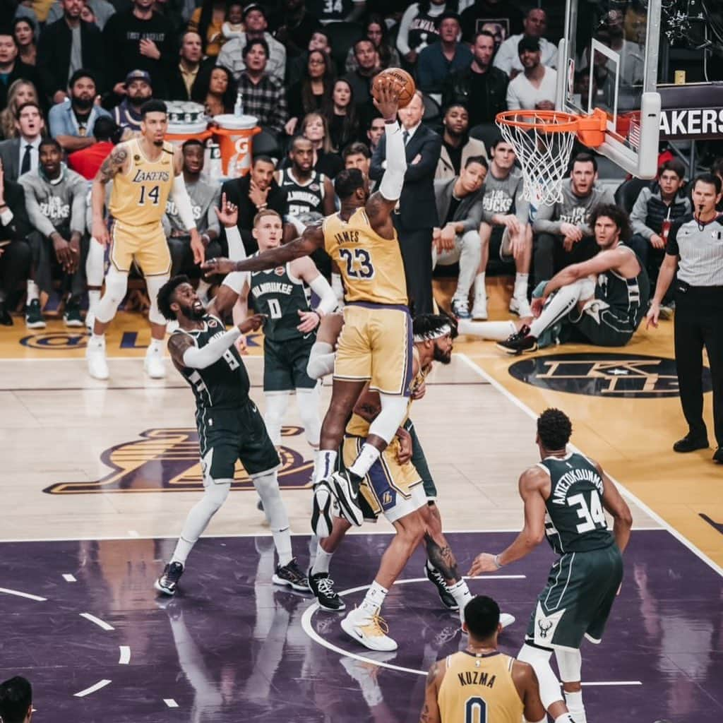 レブロン・ジェームズさんのインスタグラム写真 - (レブロン・ジェームズInstagram)「About last night. Beautiful Friday Night inside Staples Center. Laker faithful was in full effect. Great team win vs a Great team themselves!! Way to go fellas! #LakeShow💜💛 #ThekidfromAKRON🤴🏾 #TheManInTheARENA🏟 #JamesGang👑 #Washed👑 #RevengeSZN😤」3月8日 4時30分 - kingjames