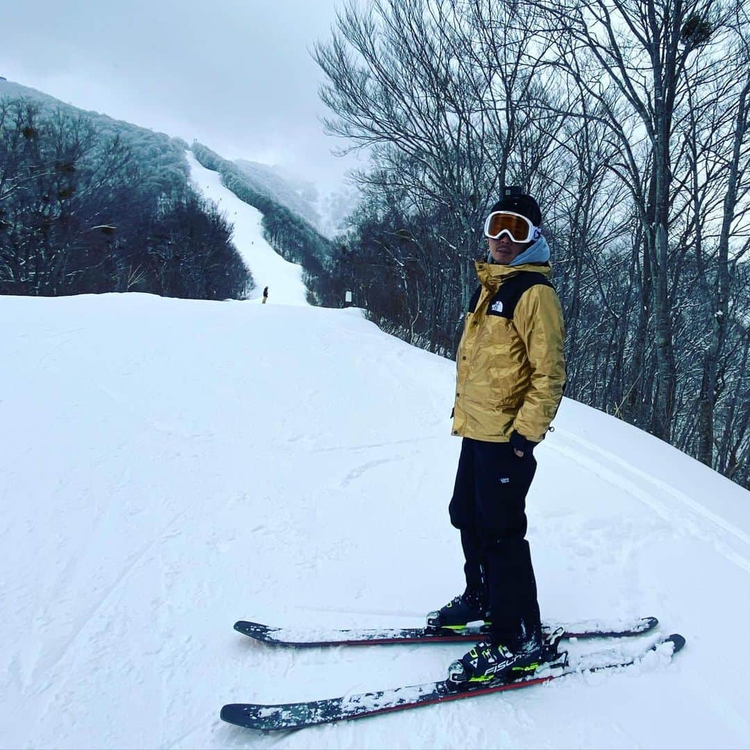 DJ HALのインスタグラム：「2020 Nozawa ⛷ 気がついたら連休になってたのでふらっと思いつきで野沢温泉へ行ってきました⛷ 行きの電車からガラガラで、申し訳ないけどものすごく快適で、バッチリなタイミングに野沢温泉へ来れて、温泉とスキーの無限ループでした！　 初日は8:30-16:30まで滑りっぱなし 翌日土曜日は最高の天候で日本海が綺麗に見えました^_^  そして今回「白樺」さんには宿泊から美味しいご飯、 レンタルまで、沢山お世話になり本当に感謝です♨️ @naossan さん🙏🏾 お世話になりました！ 今年はゴーグルを買ったので2回目使えてよかった！ 年内後もう一回位行きたいなー🙄 滑れる人居ますかー？」