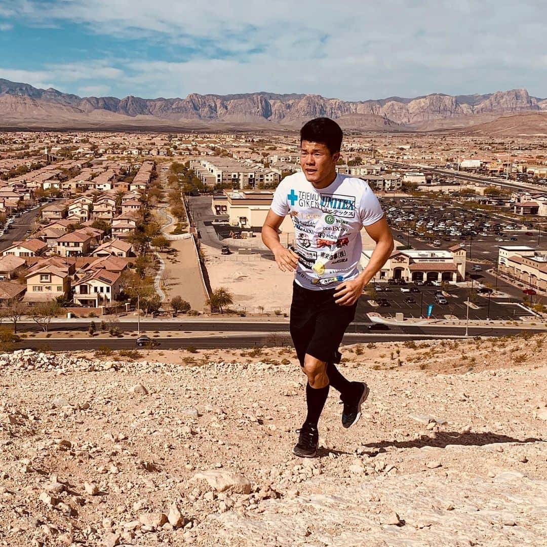 のインスタグラム：「毎週土曜の朝になると頭が痛くなる。ホンマにここの山は地獄。でもだいぶん強くなってきてる！  来週みんなに良いNEWS発表するから楽しみにしててや😀  Cada sábado corro en montaña. Pero en esta montaña está muy cabron 😅pero para ser el mejor hay que trabajar duro 💪」