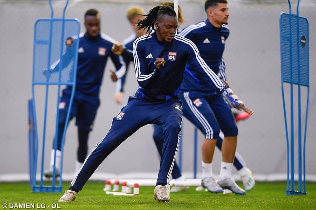 バートランド・トラオレのインスタグラム：「Au travail pour relancer la course au podium de Ligue 1 #TeamOL 🔴🔵 #ato #ato #10 🇧🇫」