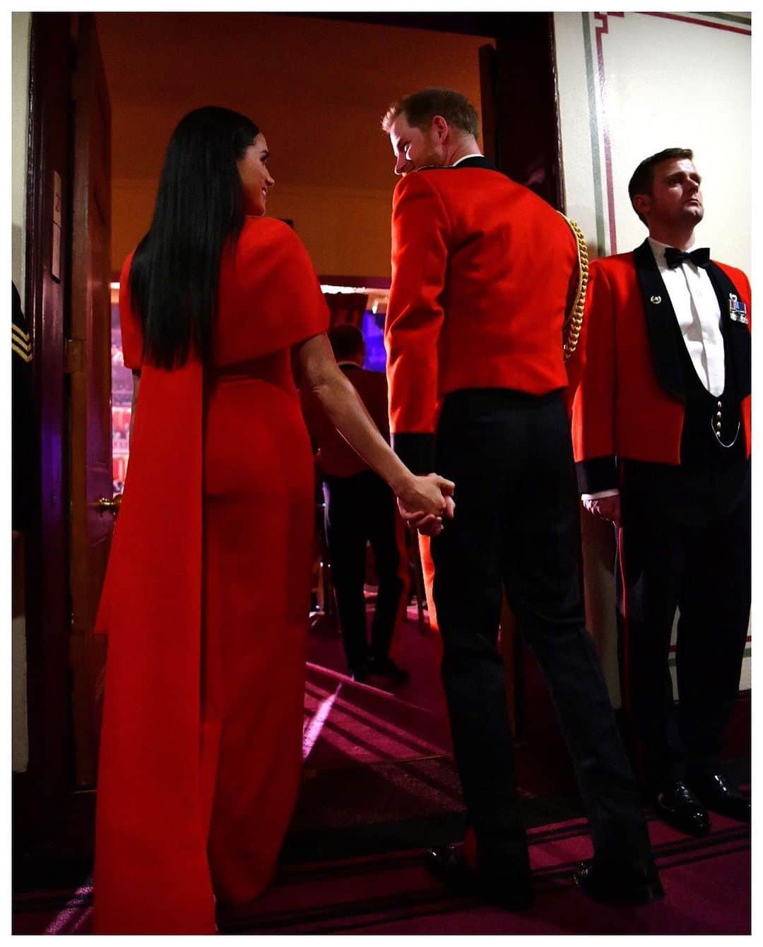 英ヘンリー王子夫妻のインスタグラム：「Tonight, The Duke and Duchess of Sussex attended the annual Mountbatten Festival of Music at the Royal Albert Hall — marking the 75th anniversary of the end of the Second World War and the 80th anniversary of the formation of Britain’s Commandos.  The Duke, who is Captain General @RoyalMarines joined veterans, serving members, world-class musicians, composers and conductors of the Massed Bands of Her Majesty’s Royal Marines to help raise funds on behalf of the @RoyalMarines Charity.  #MFM2020  Photo © The Duke and Duchess of Sussex / Chris Allerton」