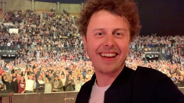 Norman Thavaudのインスタグラム：「Bon bah comme d’hab je me retiens de pleurer tel un fragile mais 3000 personnes ici pour mon spectacle à Lille (mon ancien chez moi) c’est beaucoup trop magnifique ❤️ MERCI 🙏🏻 Y’a des Ch’tis dans les com ?」
