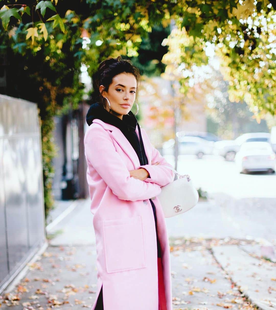 クロエ・ブリッジスのインスタグラム：「It’s 60 degrees in LA today which to us is “cold” which makes it an opportune time to wear a coat and pretend like we actually have that thing called “seasons”」