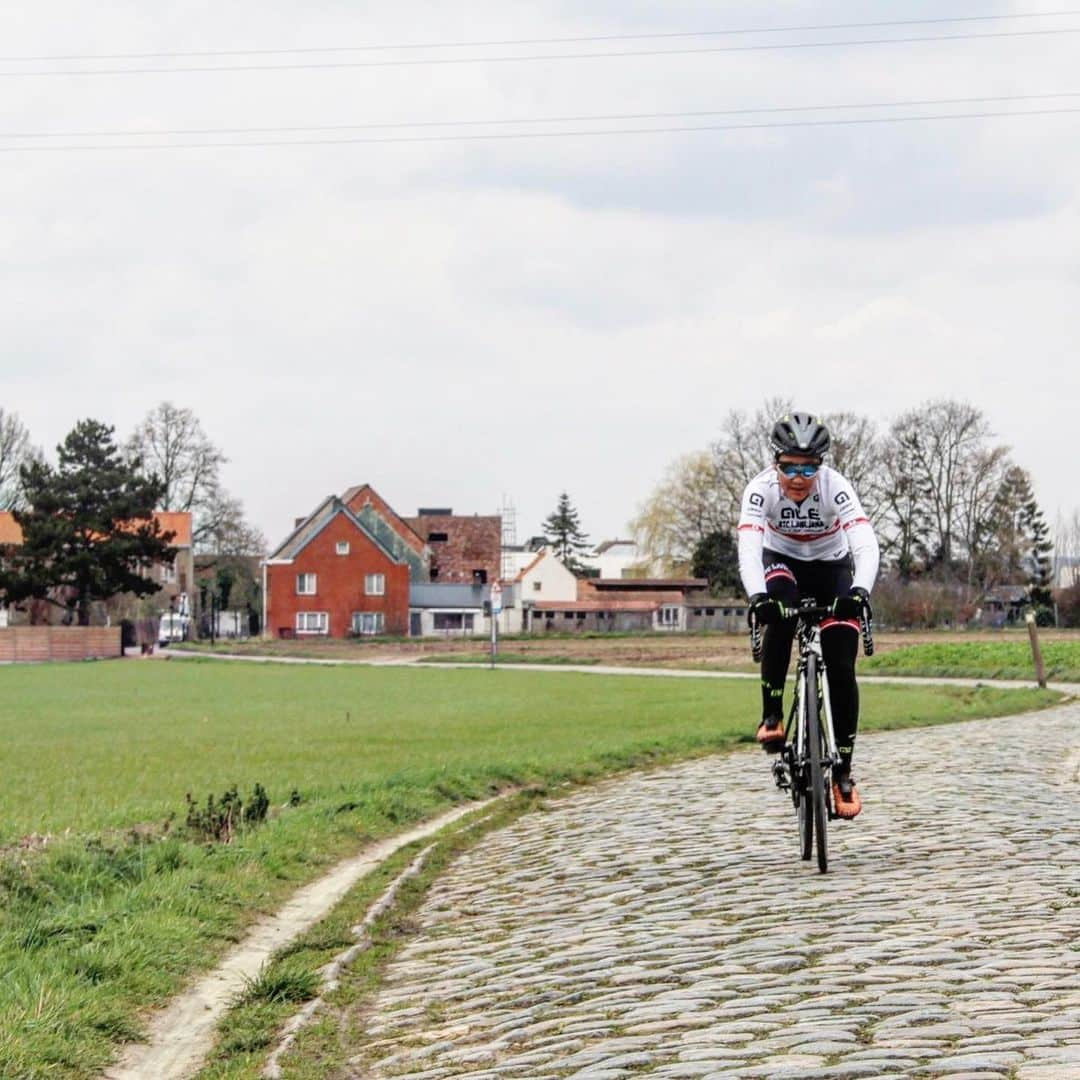 與那嶺恵理さんのインスタグラム写真 - (與那嶺恵理Instagram)「Ride on Pavé of #RondeVanVlaanderen 🦁🇧🇪 instead of #StradeBianche 🇮🇹 Anyone give me some tips of how to ride well on Pavé 🙋🏻‍♀️ . . #今日のエリさん　#AleBTCLjubljana #alecycling #IAmAle #withDMT #rudyproject #prologo #campagnolo #enjoyyourride #windtex #LEOMO」3月8日 6時38分 - eriyonamine