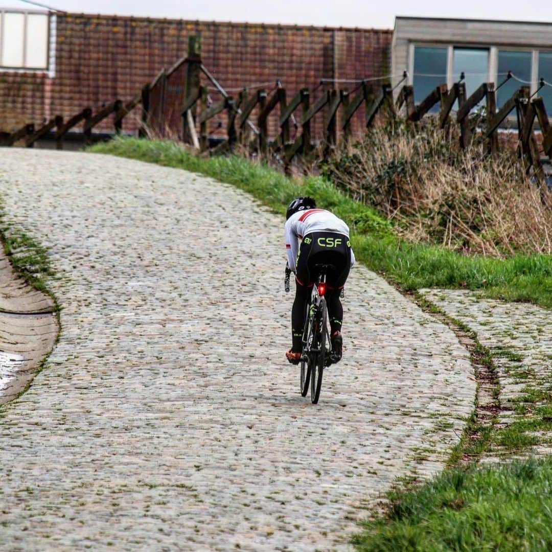 與那嶺恵理さんのインスタグラム写真 - (與那嶺恵理Instagram)「Ride on Pavé of #RondeVanVlaanderen 🦁🇧🇪 instead of #StradeBianche 🇮🇹 Anyone give me some tips of how to ride well on Pavé 🙋🏻‍♀️ . . #今日のエリさん　#AleBTCLjubljana #alecycling #IAmAle #withDMT #rudyproject #prologo #campagnolo #enjoyyourride #windtex #LEOMO」3月8日 6時38分 - eriyonamine