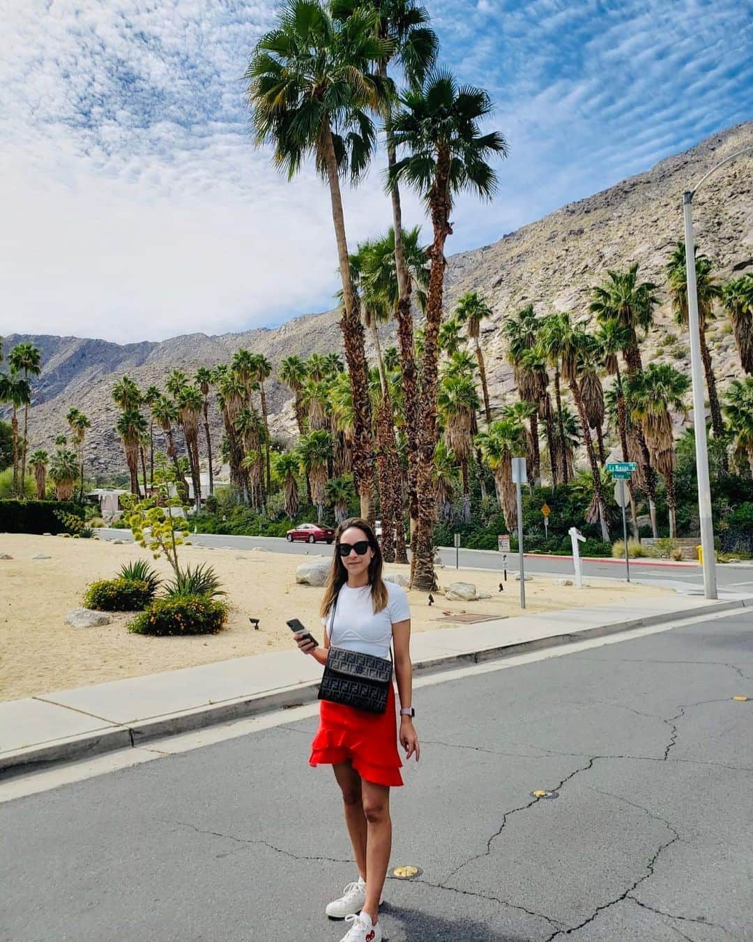 マリ・ヴァルトマンのインスタグラム：「Palm Springs bound . . . . #palmsprings #desert #palms #california #cali #funtimes #sun #nature #strollingaround #travel #springtime #palmtrees」