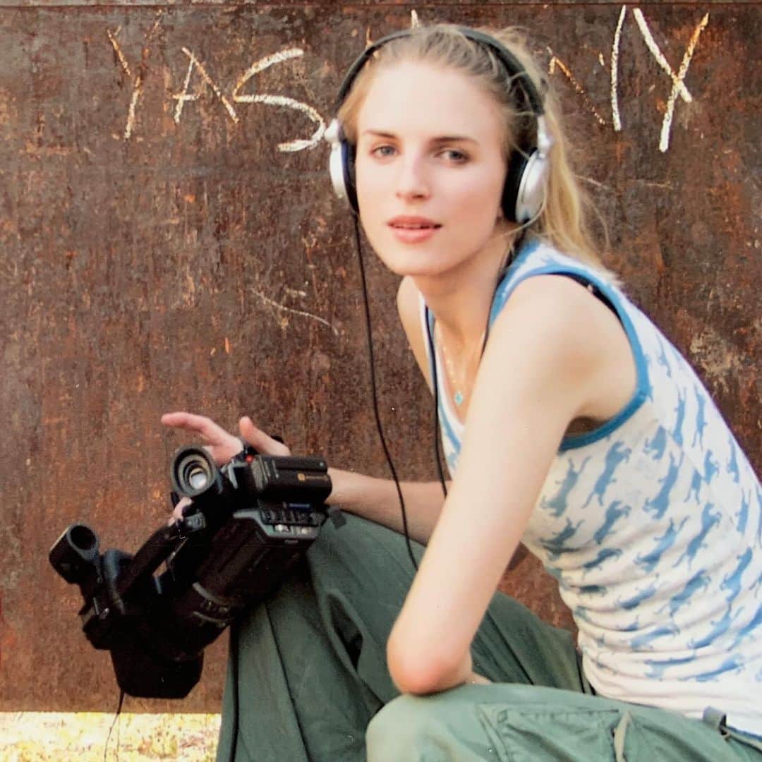 ブリット・マーリングのインスタグラム：「woah. just found this photo while cleaning out the garage. making a doc in Havana at 20. the old Sony PD150. my first video camera 🤍」