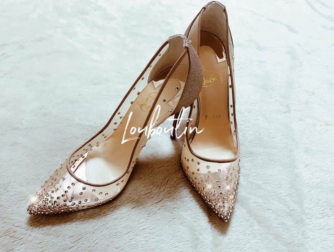 のインスタグラム：「ℕ𝕖𝕨 𝕚𝕟  Swarovskiがあしらわれた ﾒｯｼｭ素材が涼しげで 繊細でかわぃぃ🤤💓 #louboutin #newin #loveit #pumps #heels #shoes #swarovski #imloveit #fashion #outfitoftheday #outfit #ootd #トレンド #お洒落さんと繋がりたい #お洒落」
