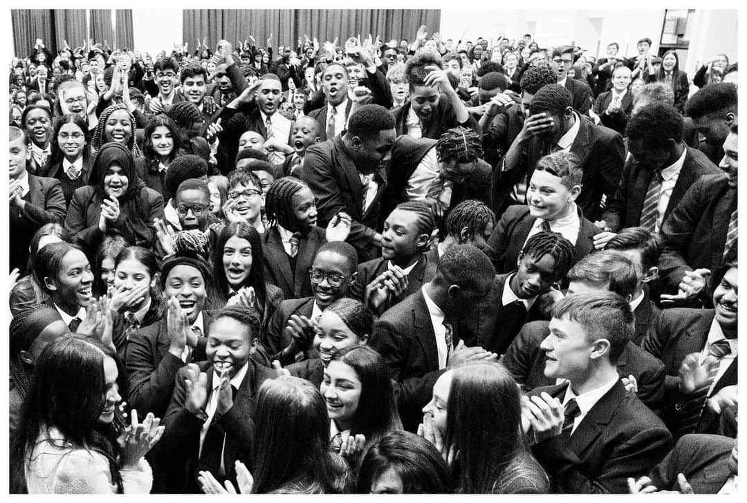 英ヘンリー王子夫妻のインスタグラム：「A sneak peek of The Duchess of Sussex’s visit in honour of International Women’s Day to the Robert Clack school in Dagenham. Check in here tomorrow for behind the scenes moments and special coverage of the visit throughout the day. #IWD  Photo © The Duke and Duchess of Sussex / Chris Allerton」