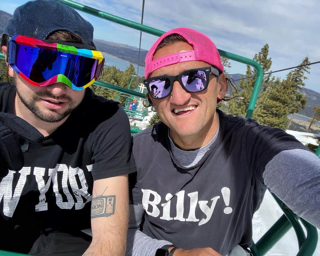 ケイシー・ネイスタットのインスタグラム：「HAPPY BORTHDAY DAN!!!! yesterday we did the surf/snowboard-in-the-same-day thing.  It was great.  Anyway WELCOME TO YOUR 30s!!!!」