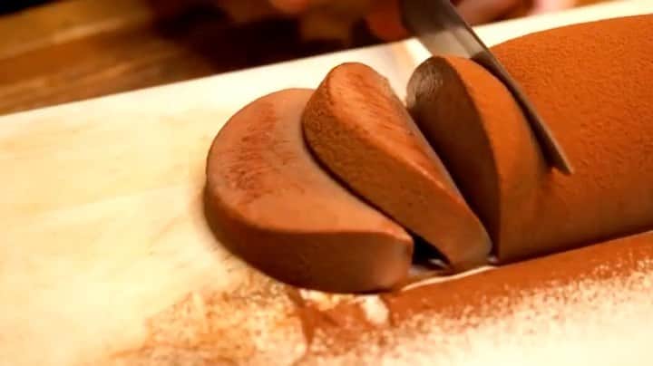 森澤祐介のインスタグラム：「. ドレンティチョコレートのレシピ動画をYouTubeアカウントに公開しました。 . . 「ドレンティチョコレートのトロけるショコラ」 . 動画の概要欄に原材料と 作る時のコツが記載されてます。  #drentychocolate  #ドレンティチョコレート  誰でも簡単に作れるので是非お試しください😊  https://youtu.be/ZHB7z6LKZHM」