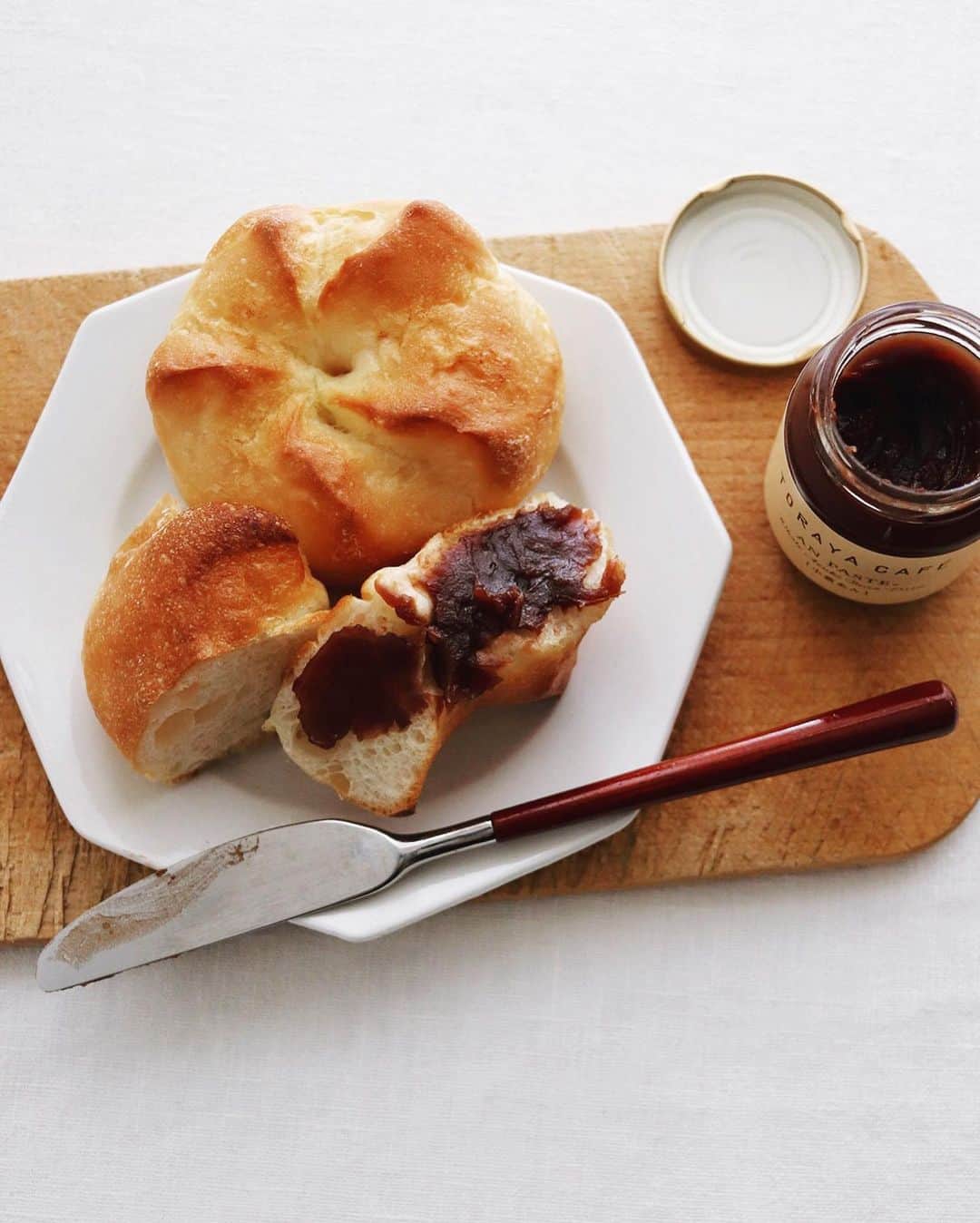 樋口正樹さんのインスタグラム写真 - (樋口正樹Instagram)「Takaki bakery . 今朝はパン食べ比べ。 タカキベーカリーの 塩バター２種ですが、 どちらも同じように おいしいパンでして、 左は西日本限定ので、 右は東日本限定です。 サイズと個数が違く、 少し名前もコピーも 微妙に違うのですが、 西と東で変えた理由 知りたくて仕方ない。 分かる方いますかね？ . 建て替え中の本店が ８月にオープンする らしいので行きたい。 広島のアンデルセン。 👉@takaki_bakery_official . ちなみに、 タカキベーカリーは アンデルセンは同じ グループなんです〜。 . 軽くトーストしての トラヤカフェさんの アンペースト塗るの おいしくて最高です。 . . #教えてください #朝食 #食べ比べ #石窯塩バターロール #石窯塩バターパン #塩バターパン #あんペースト #anpaste #新生活 #新商品 #タカキベーカリー #石窯パン #広島市 #パンのある暮らし #パンのある生活 #パン部 #パンスタグラム #パン大好き #パン好きな人と繋がりたい #takakibakery」3月8日 7時41分 - higuccini