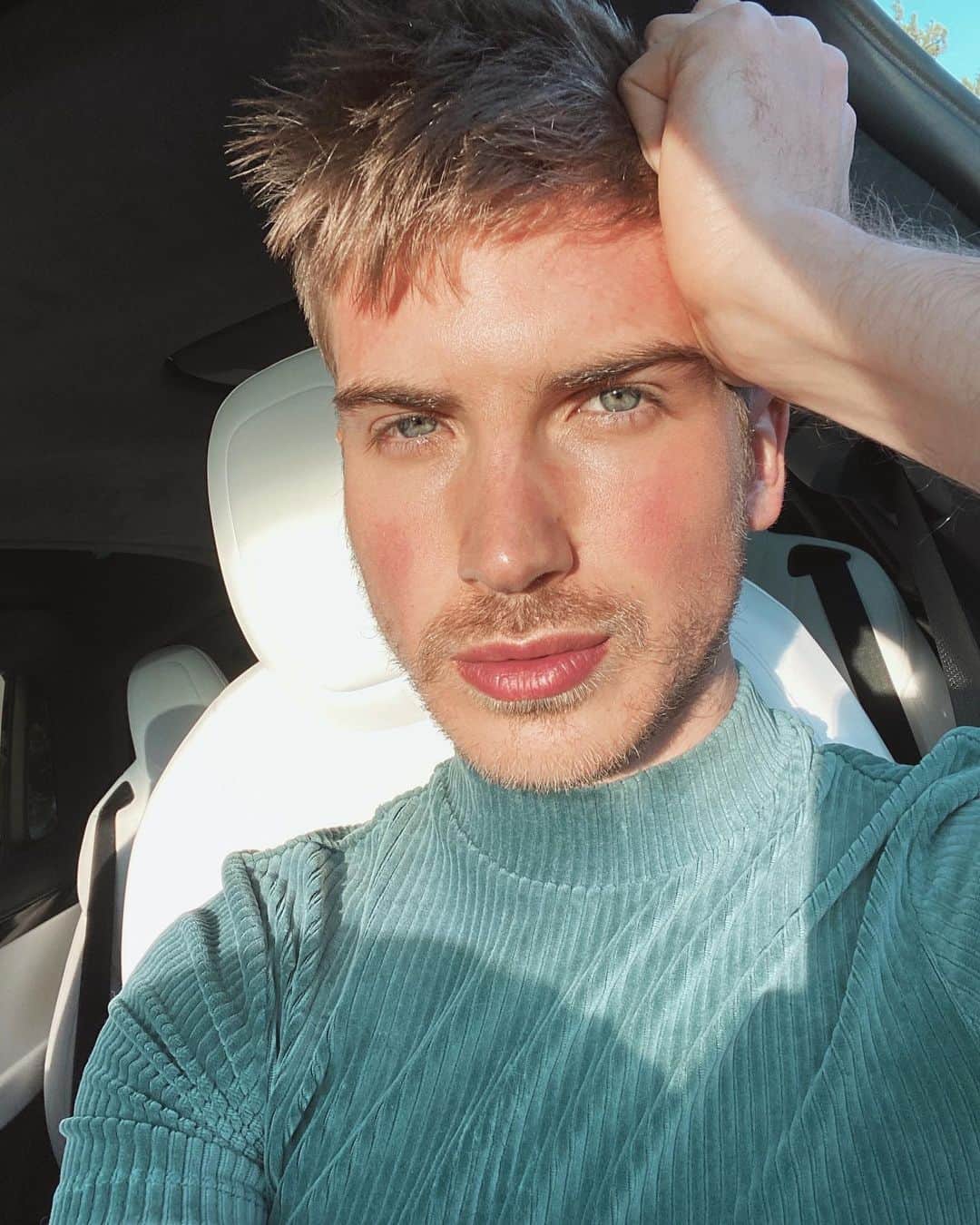 ジョーイ・グレーセッファのインスタグラム：「*me sitting in my Tesla outside* I love the outdoors 🌞」