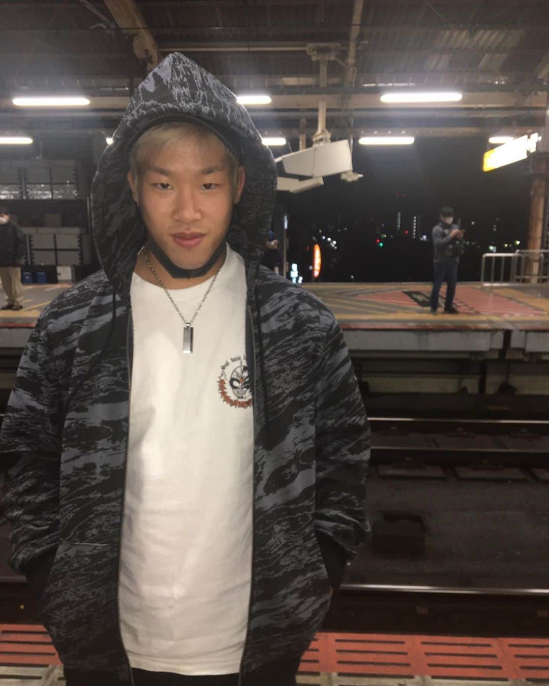 神龍誠のインスタグラム：「神龍誠Tシャツ×M16 FULL ZIP PARKA コーデ！ マジでかっこいいです🤩 #神龍誠 #backchannel #神龍誠Tシャツ #ファッション #コーデ #ストリートファッション #オシャレ」
