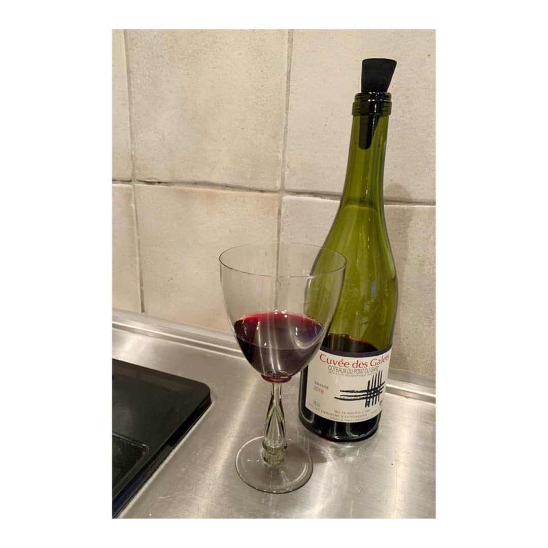 辺見えみりさんのインスタグラム写真 - (辺見えみりInstagram)「赤ワインがちょっと苦手な私ですが、昨日　@katonoriko ちゃんが持ってきてくれたワイン🍷は最高に好きな味でした。  #PETERIVY #ピーターアイビー」3月8日 17時41分 - emiri_hemmi