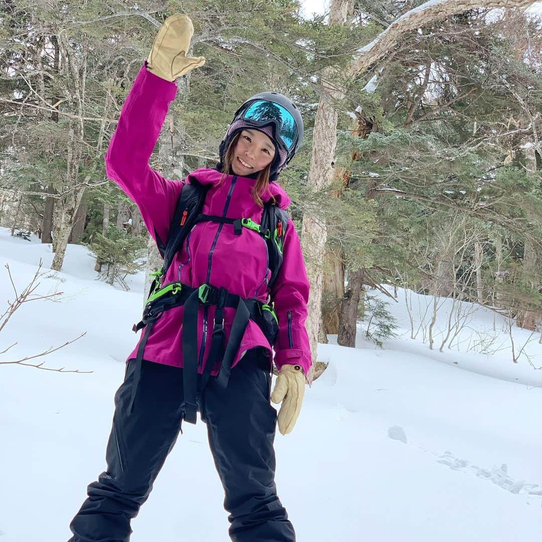 田中幸さんのインスタグラム写真 - (田中幸Instagram)「限られた雪の時間  同じ日がない スノーボードが楽しい  運命的な出会いと再会を 繰り返す場所  今日も、そんな日 【Marmot】 発色良いウェア 気分上がる  首回りに余裕があって チャックを全開閉めても 口周りに余裕がある  細部にこだわり 肩周りは動きやすく ストンと下に落ちるラインが 女性らしいラインを 大人に魅せてくれる  作り手のこだわりを 現場でありがたく 感じられる🤘  @marmot_japan  @marmot  #マーモット @k2.snowboarding  @murasakisports_official @hestragloves @sandboxjapan  @oakleysnowboarding  @oakleyjapan」3月8日 17時37分 - sachitanaka