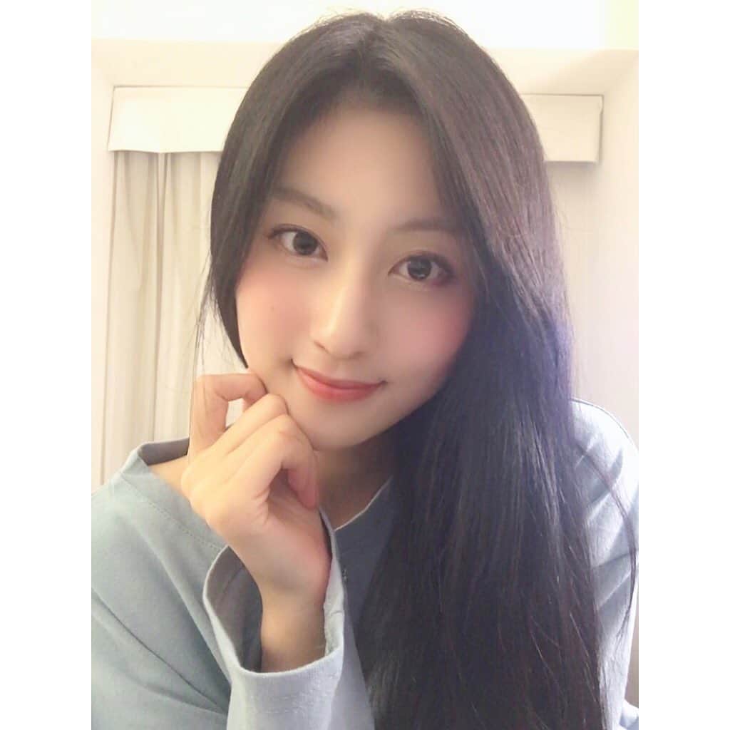 のインスタグラム：「. ❤️ . . #雨の日曜日  #お家でまったり #☕️ #😴 #明日は晴れるといいな  #instagood #いいね #フォローミー #自撮り #美人 #痩せ #黒髪 #ヘアスタイル #体幹 #selfie #me #fitnessgirl #ヒップアップ #引き締め #腹筋 #美尻 #美脚 #workout #モデル #日曜日の過ごし方 #fashion #followｍe」