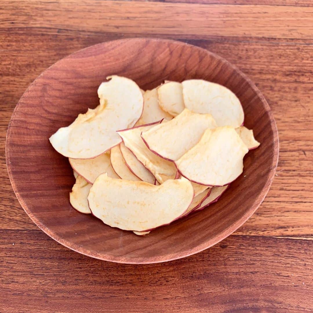 AYUMIさんのインスタグラム写真 - (AYUMIInstagram)「さつま芋とリンゴの🍠🍎 ローフードチップスは、ディバイドレーターで 低温乾燥することで生きた酵素のまま 素材の味がギュ〜っとこくなって 油もお塩もお砂糖も使わずに 素材そのまんまのチップス✨ . 生のさつま芋チップスも 生のリンゴのチップス 子どもたちもおやつに パクパクと😋 . . #AYUMIご飯 #rawfood #ローフード #ローフードチップス #ディハイドレーター #低温乾燥 #さつま芋チップ #リンゴチップ #素材のまんま」3月8日 17時44分 - ayumiayunco