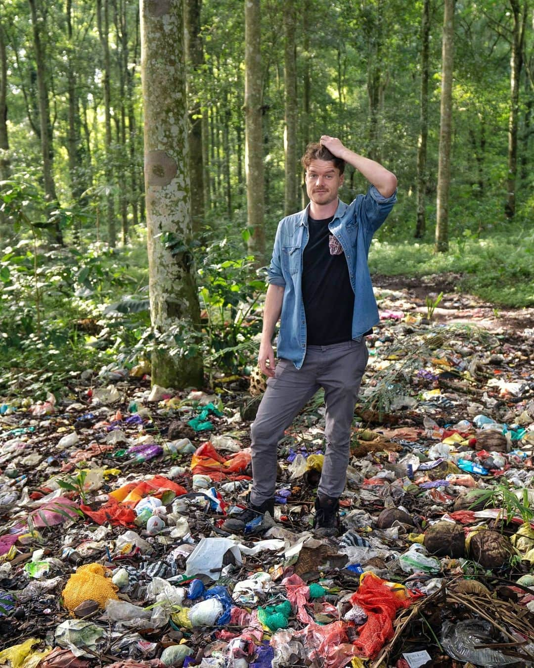 アラン・ディクソンさんのインスタグラム写真 - (アラン・ディクソンInstagram)「Be a Trash Hero. Join a cleanup, education yourself about plastic, share that knowledge and teach the next generation that has to live with this plastic. We will soon abolish plastic, that day will come, there is hope.⁣ 🌎🌍🌏 ⁣ Thanks to @trashheroindonesia & @trashhero_canggu for their amazing work and community involvement. ⁣ Did you know that the jungles are now being covered in trash? This madness has to stop! Stop using single use plastic.⁣ ⁣ #plastic #plasticfree #plasticpollution #recycle #environment #zerowaste #sustainability #ecofriendly #pollution #climatechange #savetheplanet #ocean #jungle #eco #reuse #nature #recycling #noplastic #earth #plastik #waste #gogreen #sustainable #trash #wildlifehabitat #reduce #photography #bali #indonesia #trashhero」3月8日 17時46分 - daxon