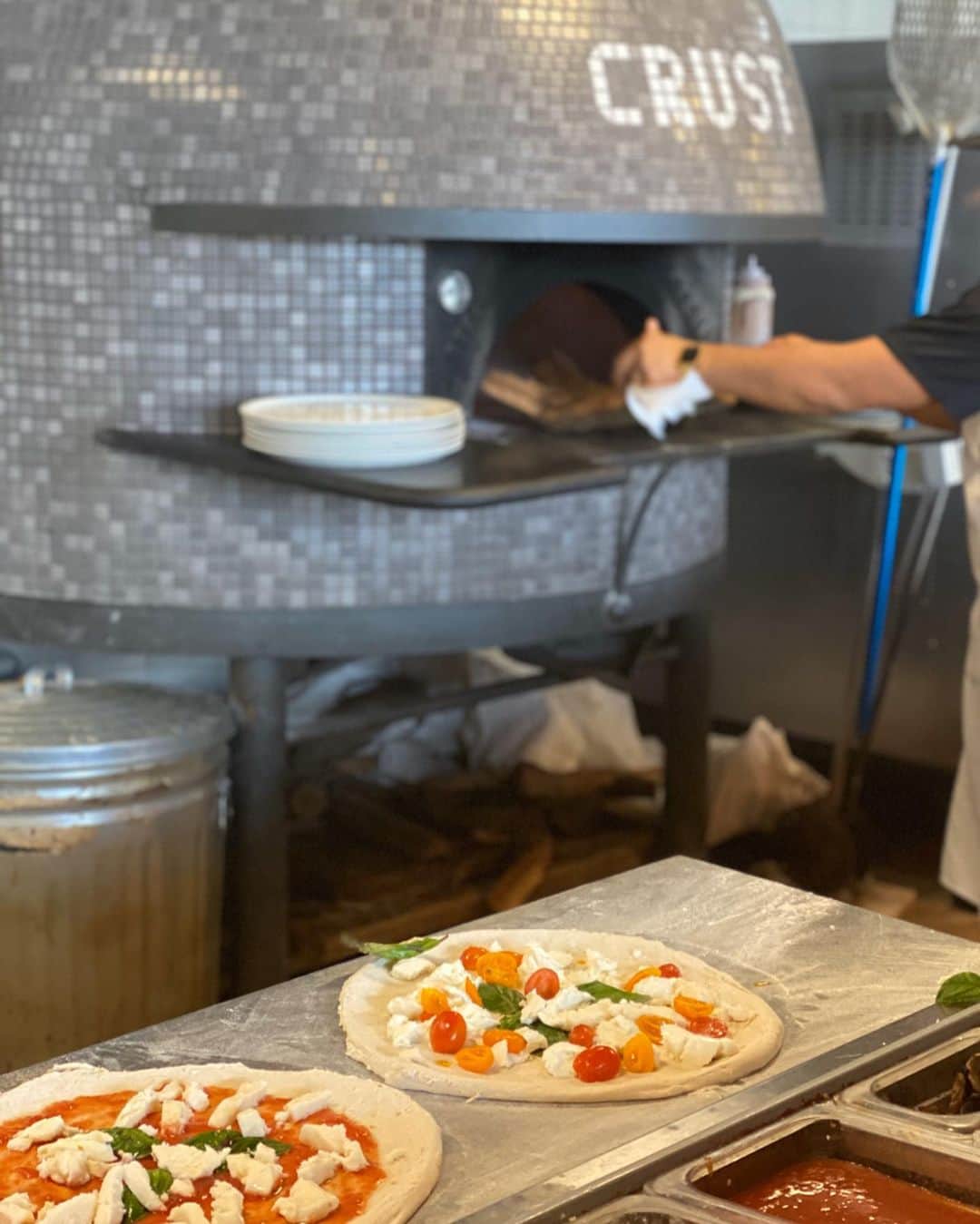 迫田里奈（りなぽよ）さんのインスタグラム写真 - (迫田里奈（りなぽよ）Instagram)「グアム2日目のランチは @crust_guam  へ🍕💕 ピザが特に美味しかったぁ🍽 . . 調理しているところもみれて 窯で焼いた焼き立てのピザを 食べれちゃうよ✌️😋 . . オーナーさんも 写真に混ざってくれました💛 . . グアムいったさいは是非😘🍕 . . #guam#pizza #crustguam #travel #lunch」3月8日 17時57分 - rinapoyo.1129