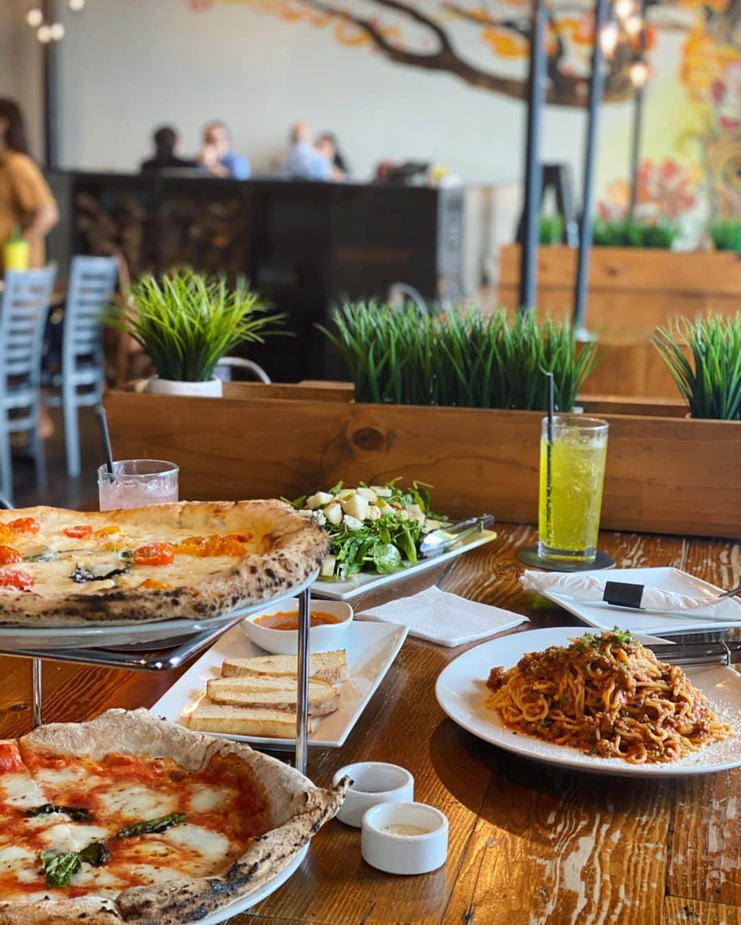 迫田里奈（りなぽよ）さんのインスタグラム写真 - (迫田里奈（りなぽよ）Instagram)「グアム2日目のランチは @crust_guam  へ🍕💕 ピザが特に美味しかったぁ🍽 . . 調理しているところもみれて 窯で焼いた焼き立てのピザを 食べれちゃうよ✌️😋 . . オーナーさんも 写真に混ざってくれました💛 . . グアムいったさいは是非😘🍕 . . #guam#pizza #crustguam #travel #lunch」3月8日 17時57分 - rinapoyo.1129