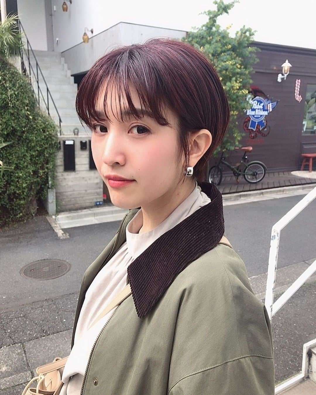 mai saitoのインスタグラム：「今回もカラーはおピンク🌸 安定の井上さんカットとひろむくんカラー♡ 男顔だからお猿さんみたいにならないように耳にかかるくらいのギリギリの長さにするのがこだわり。  #ショート#ショートボブ#ピンクベージュ#ピンクブラウン」