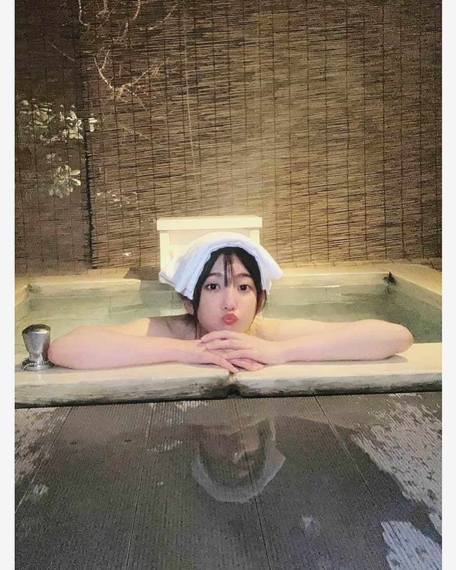 椿梨央のインスタグラム：「温泉に入りたーい♨️ . お風呂大好き人間。 北海道にいた時は 隣町の登別によく行ってたな〜🤤 . 寒いね🥺❄️ . . #野球 #野球女子 #草野球 #女子野球 #rizinガール #温泉 #お風呂 #箱根 #客室露天風呂 #最高 . . . . ＊やはり右腕は太い。 . . . . . . .」