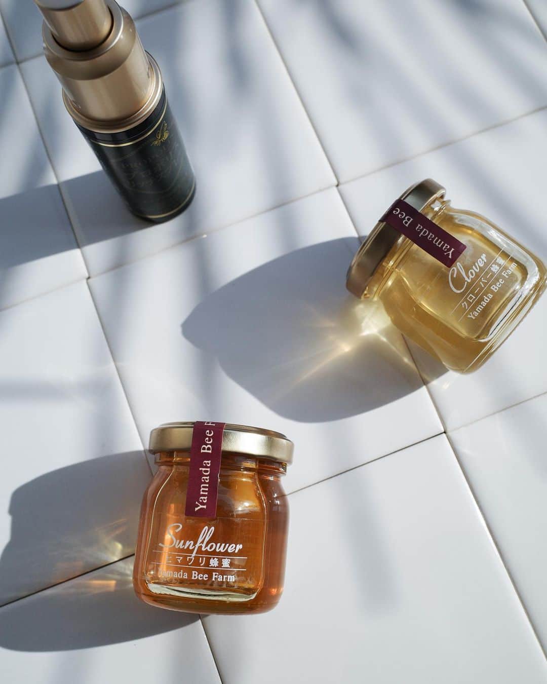 島野ミキさんのインスタグラム写真 - (島野ミキInstagram)「・ ・ @apitherapy_cosmetics →swipe 最近使ってる化粧水「RJローションEX」🧴 ﻿ローヤルゼリー配合のとろみテクスチャー✨ 最近花粉のせいか乾燥がヤバイからしっかりと潤してくれる この化粧水じゃないとダメなんだよね💦 ・ 3月8日は「ミツバチの日」 今大流行している#コロナウイルス やインフルエンザ、 風邪予防にもハチミツって免疫力上がってすごくいいみたい🍯 甘みがしつこくなくて美味しいの😋 私は紅茶に入れたり、 砂糖の代わりに調味料として料理に使ったりもしてる⸜(๑⃙⃘'ᵕ'๑⃙⃘)⸝⋆* 只今、プロポリススプレーとマヌカハニーの免疫力UPセットがもらえるキャンペーンが実施中‼️‼️ 今のこの時期にベストタイミングなキャンペーンだね⁽(◍˃̵͈̑ᴗ˂̵͈̑) ・ ・ #山田養蜂場 #アピセラピー美容#アピセラピーコスメティクス #アピコス #38の日 #ミツバチの日#PR #置き画 #蜂蜜 #はちみつ #はちみつ美容 #ウイルス対策 #免疫力アップ #風邪予防 #ていねいな暮らし #喉ケア #ハチミツの日 #ハチミツ化粧水 #美容好きな人と繋がりたい #インナーケア #シンプルな暮らし #プレゼント企画 #プレゼントキャンペーン」3月8日 18時06分 - miki_shimano