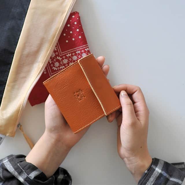 のインスタグラム：「. ＼キナリノモール／IL BISONTE｜2つ折りコンパクトレザーウォレット . －－－－－－－－－ スマート生活の始まりは小物から。心を満たす、上質ウォレット . ポケットにもすっぽりと入り、小さなバッグの中でも嵩張らず、普段使いとしてとても適したデザイン。 コンパクトなデザインながらお札入れに4つのカードホルダー、背面には独立したコインケースと充実した機能性となっています。 上質なオリジナルレザーを使用し、使い込むほどに手に馴染み、風合いを増して自分だけの愛用品へと育っていきますよ。 カラーは、豊富に全9種類。 ご自分へのご褒美に、大切な方への贈り物として選んでみてはいかがでしょうか＊ . －－－－－－－－－ https://kinarino-mall.jp/item-11701 . . ▶画像をタップすると詳細情報をご覧いただけます。 . ▶プロフィールの「インスタ掲載」ボタンから、ご紹介商品をまとめてご覧いただけます。→@kinarino_official . ▶キナリノアプリでも販売中！ 「お買いもの」→「インスタグラム掲載アイテム」 ※ダウンロードはプロフィールリンクから→@kinarino_official . . #キナリノモール #キナリノ #丁寧な暮らし #暮らし #お財布 #財布 #ウォレット #2つ折り財布 #2つ折りウォレット #イルビゾンテ #Crouka #ILBISONTE #leatherwallet #wallet #leather #gift #simple #instafashion .」