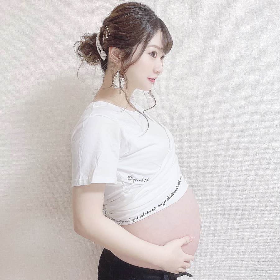 伊藤りかさんのインスタグラム写真 - (伊藤りかInstagram)「． こんなに お腹の写真載せれるのは妊婦の間だけ。。❤︎ ショート丈のTシャツも 今では、こんな感じになっちゃいます😂笑 * すくすく大きくなるベビちゃん..！👼🏻💐 後もう少しお腹の中にいてくれたら正期産に♡ * 出産して1ヶ月程度で体型を戻してる方が 多くて私もじわじわ焦りを感じてます。。😖 #マジカルシェリー @majicalsherry_lme は 骨盤周りを引き締めるのに頼る予定です◌ 産後は未知の世界すぎるけど無理しない程度に♪ * #男の子ママ #男の子ベビー #おとこのこママ  #ベビー服 #第一子妊娠中 #セルフマタニティフォト  #妊婦 #妊婦コーデ #妊娠中 #マタニティライフ #妊婦生活 #マタニティ #マタニティコーデ  #妊娠9ヶ月 #マタニティフォト #プレママ #プレママさんと繋がりたい #初マタ #pr #36w #令和2年ベビー #マタニティ記録 #マタニティ生活 #伊藤りか #snsクリエイター」3月8日 18時02分 - rrrika.i