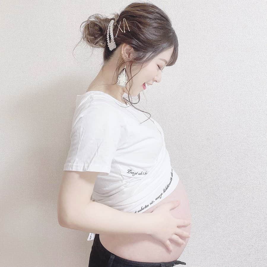 伊藤りかさんのインスタグラム写真 - (伊藤りかInstagram)「． こんなに お腹の写真載せれるのは妊婦の間だけ。。❤︎ ショート丈のTシャツも 今では、こんな感じになっちゃいます😂笑 * すくすく大きくなるベビちゃん..！👼🏻💐 後もう少しお腹の中にいてくれたら正期産に♡ * 出産して1ヶ月程度で体型を戻してる方が 多くて私もじわじわ焦りを感じてます。。😖 #マジカルシェリー @majicalsherry_lme は 骨盤周りを引き締めるのに頼る予定です◌ 産後は未知の世界すぎるけど無理しない程度に♪ * #男の子ママ #男の子ベビー #おとこのこママ  #ベビー服 #第一子妊娠中 #セルフマタニティフォト  #妊婦 #妊婦コーデ #妊娠中 #マタニティライフ #妊婦生活 #マタニティ #マタニティコーデ  #妊娠9ヶ月 #マタニティフォト #プレママ #プレママさんと繋がりたい #初マタ #pr #36w #令和2年ベビー #マタニティ記録 #マタニティ生活 #伊藤りか #snsクリエイター」3月8日 18時02分 - rrrika.i