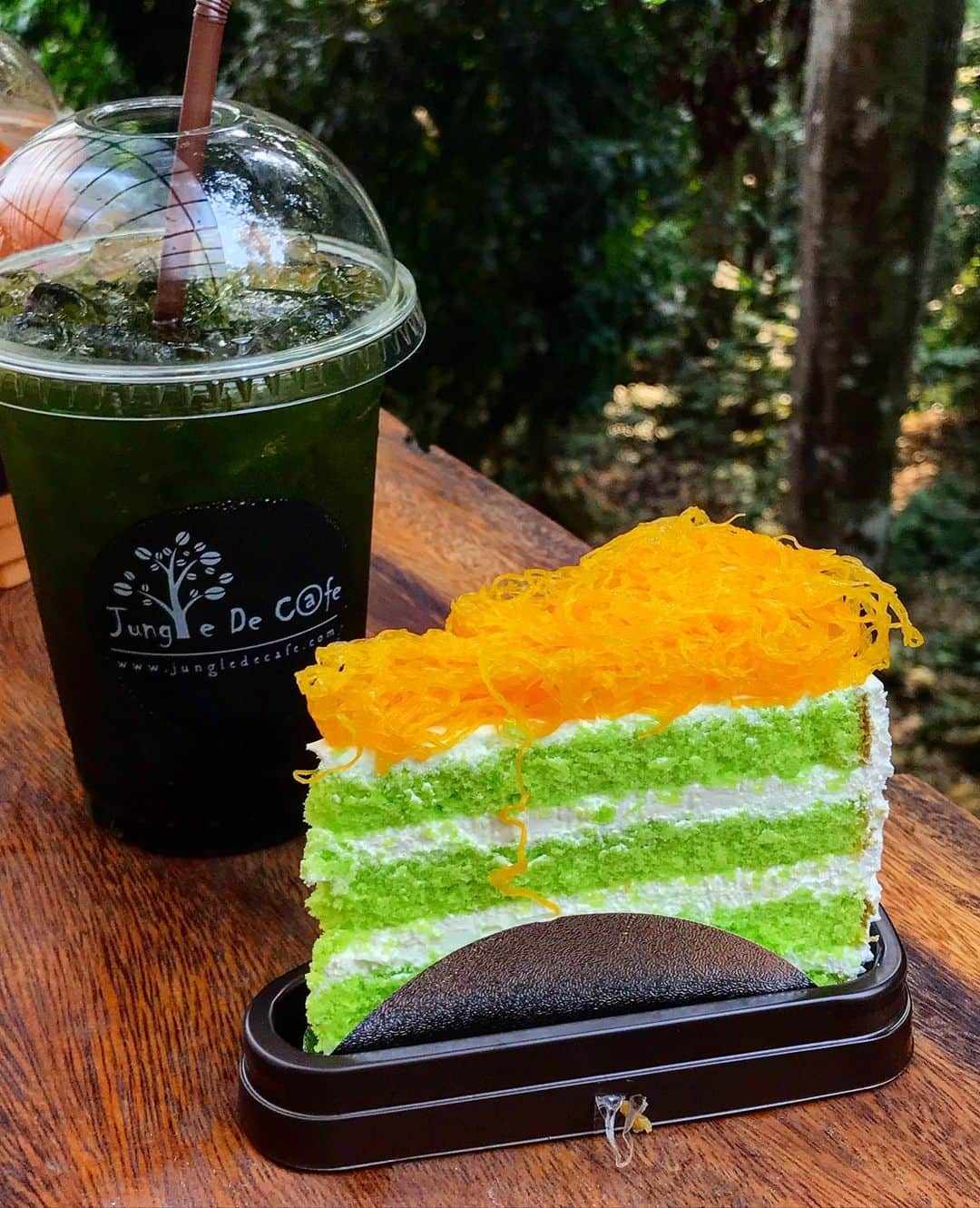 Li Tian の雑貨屋さんのインスタグラム写真 - (Li Tian の雑貨屋Instagram)「a place more for the ambience than the food 😎 Thai milk tea crepe cake and pandan sponge layer cake topped with orange coconut-like shreds that are extremely sweet on its own. Good for boosting sugar levels after all the adventure activities • • • #dairycreameatsthai #thailand #chiangmai #travel #igersjp #chiangmaithailand #yummy #igfood  #foodporn  #instafood #vscofood #bonappetit #delicious #noodles  #sgfoodies  #delicious #cafe #sgtravel #gourmet #thai #thaifood #thailandtravel #desserts #chiangmaicafe #cake」3月8日 18時11分 - dairyandcream