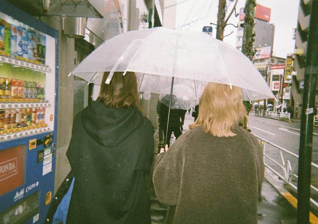 のインスタグラム：「配信ライブ見てくれた皆さん﻿ ありがとうございました！﻿ その後のインスタライブも﻿ うちらのゆっるーい配信に﻿ 付き合ってくれてありがとね😎❤️」